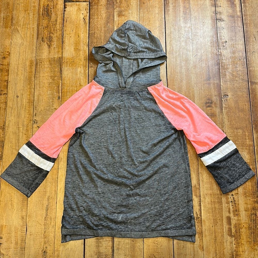 SO Girls size 7 Gray and Pink Lightweight Hooded Long Sleeve Sporty Tee